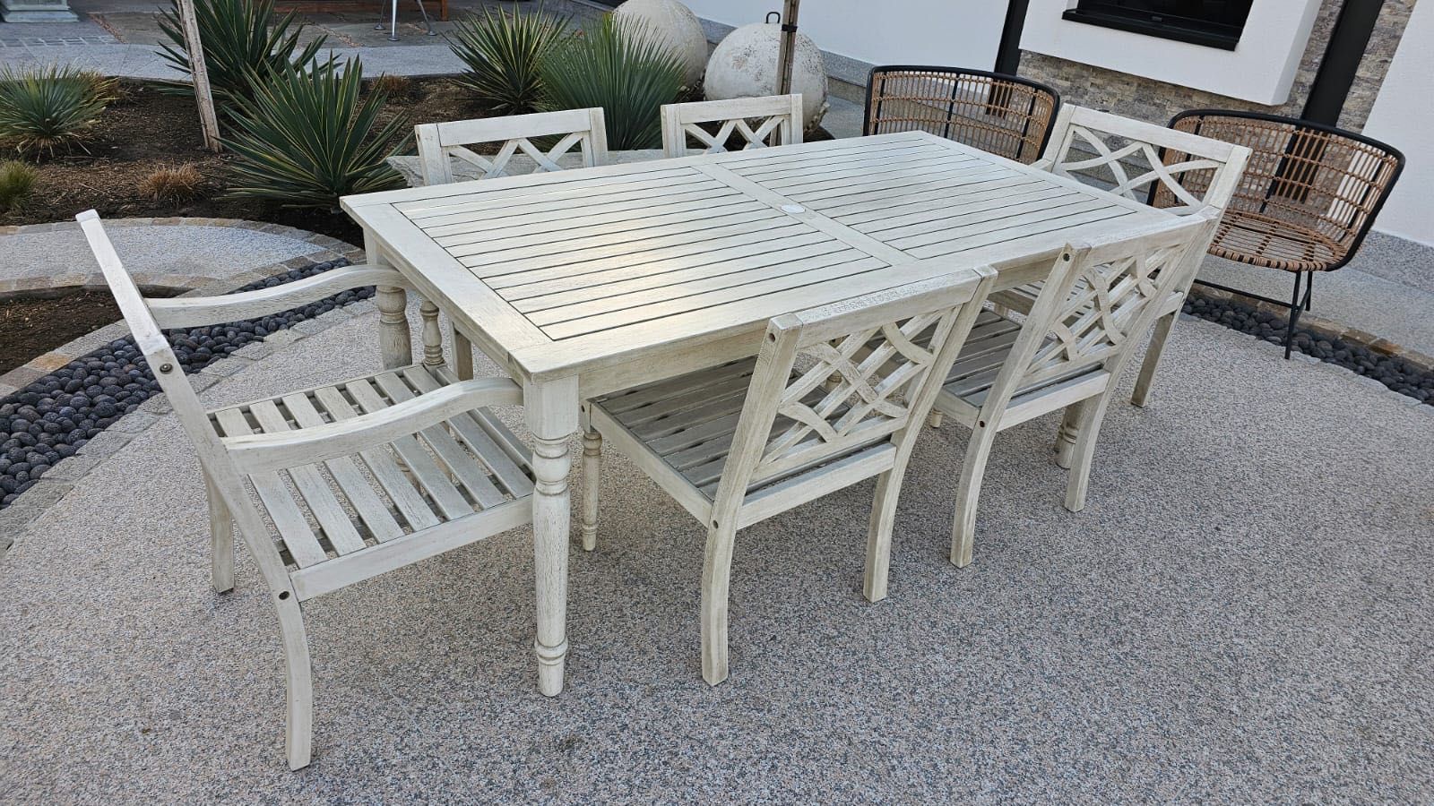 Masa de terasa și insula de bucatarie