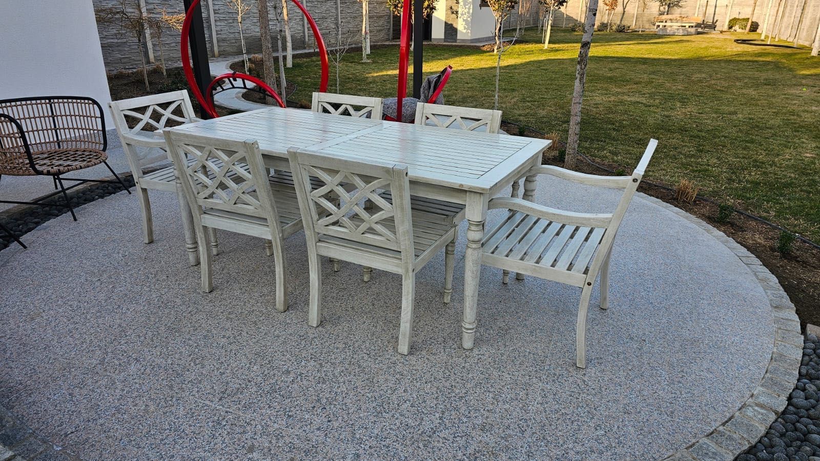 Masa de terasa și insula de bucatarie